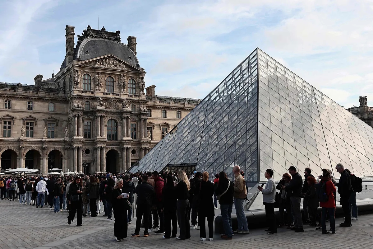 Il Louvre riapre tre giorni dopo la rapina, mentre gli investigatori recuperano un casco e un guanto dei ladri.