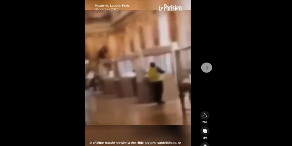 O momento em que um ladrão quebra uma vitrine durante o assalto ao Louvre