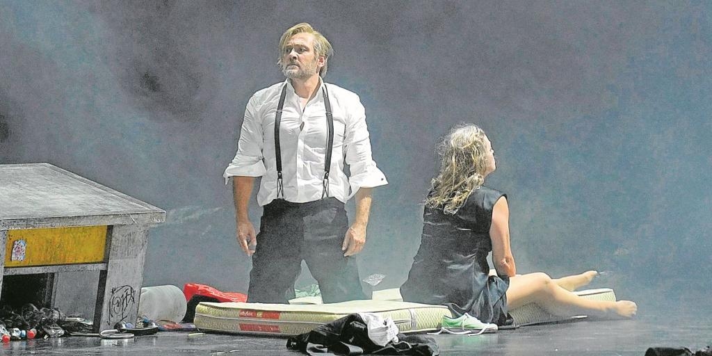 Gustavo Gimeno maakt van de irrelevante enscenering die Christoph Loy over Béla Bartók bedenkt een evenement