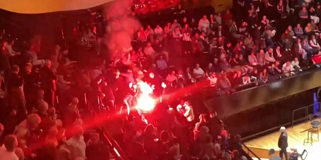 Vier Personen wegen Störung des Konzerts der Israelischen Philharmonie in Paris durch den Einsatz von Leuchtraketen angeklagt