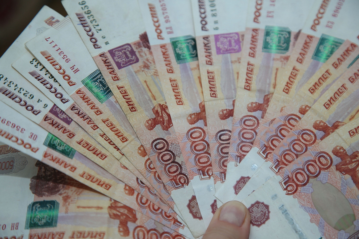 Het bleek dat Gennady Khazanov bijna al zijn onroerend goed in de Russische Federatie voor 706 miljoen roepie had verkocht.