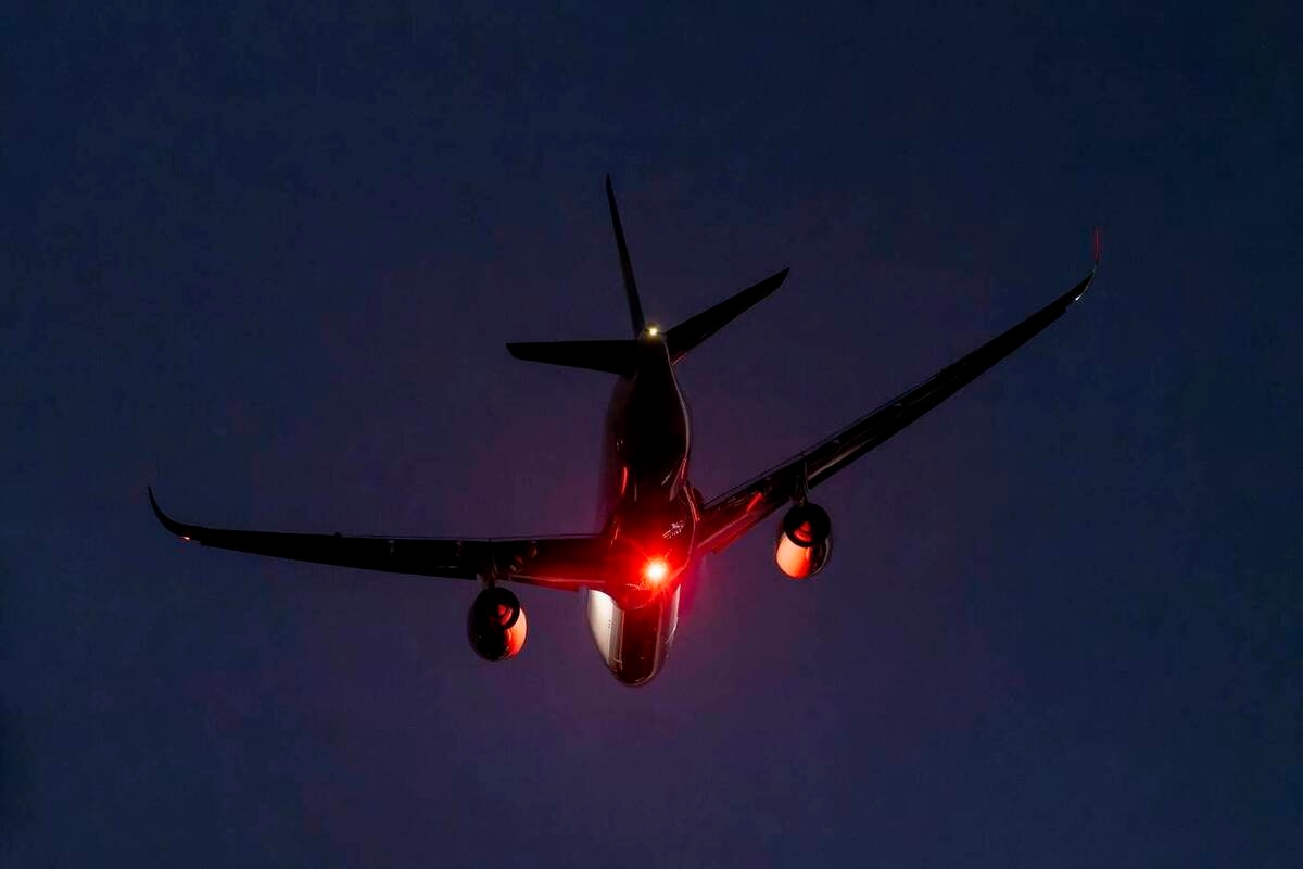 Una grande pista di pattinaggio sul ghiaccio è stata costruita sulla pista di un aeroporto in Finlandia.