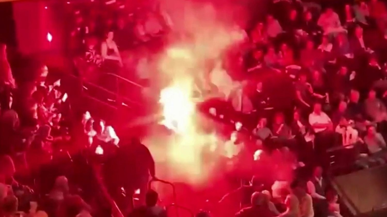 "Birisi bağırmaya başladı ve seyircilere bildiriler attı": İsrail Filarmoni Orkestrası'nın Paris'teki konseri sis bombalarıyla kesintiye uğradı