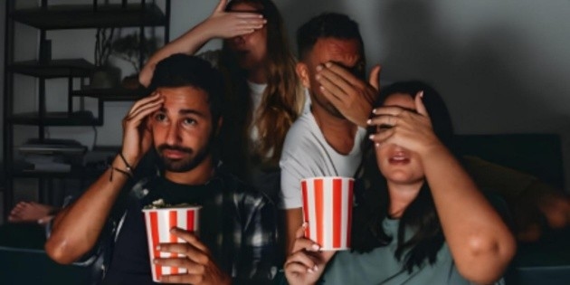 Filmes e séries aterrorizantes para curtir o Halloween em casa