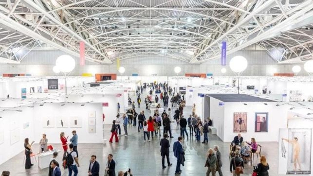 Torino, Artissima için ışıklandırılıyor ve Sandretto Re Rebaudengo Vakfı'nın 30. yıl dönümü kutlanıyor.